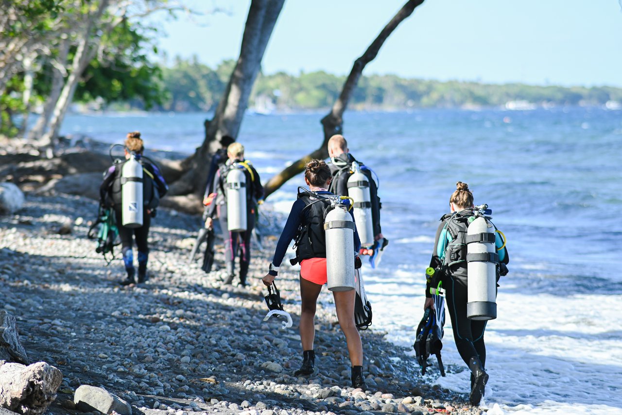 Instructors training going to the water